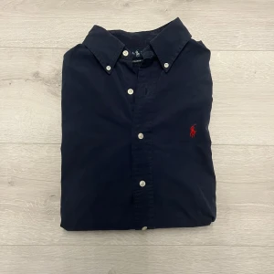 Ralph lauren skjorta marinblå - Säljer denna sjukt snygga och sköna Ralph lauren skjortan. Skjortan är i strl S och har inga defekter eller liknade. Hör av er vid frågor eller funderingar!😃🤩