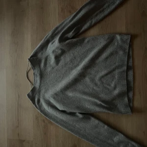 Grå stickad tröja från Vero Moda - Mysig grå stickad tröja från Vero Moda med rund halsringning och ribbade muddar vid ärmslut och nederkant. Perfekt för lager-på-lager och chill dagar. Enkel och stilren design som funkar till allt.