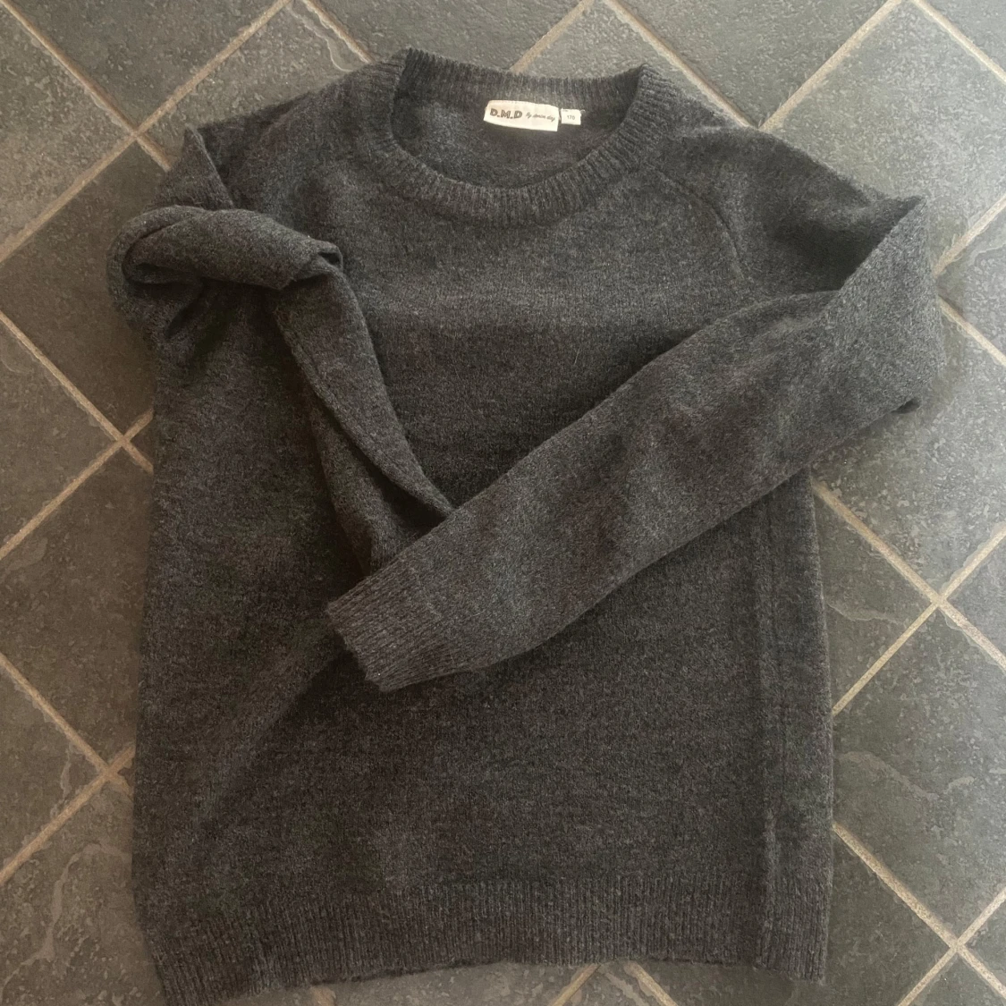 Mörkgrå stickad tröja 