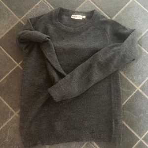 Mörkgrå stickad tröja  - Fet stickad tröja i ny skick! Passar dig som är runt 170. Hör av er för funderingar
