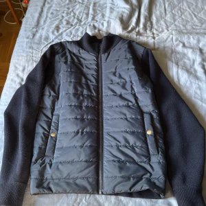 Mörkblå kardigan från sayless - Snygg och skön mörkblå kardigan som passar till allt och är perfekt nu inför hösten. Storlek s men sitter mer som xs, mått 61 cm längd, 61 arm