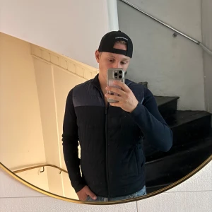 Svart quiltad jacka från Massimo Dutti - Snygg svart quiltad jacka från Massimo Dutti med dragkedja framtill. Jackan har en stilren design med diskreta paneler upptill och är tillverkad i bomull och polyester. Perfekt för dig som gillar en clean look och vill ha något som funkar till många outfits.