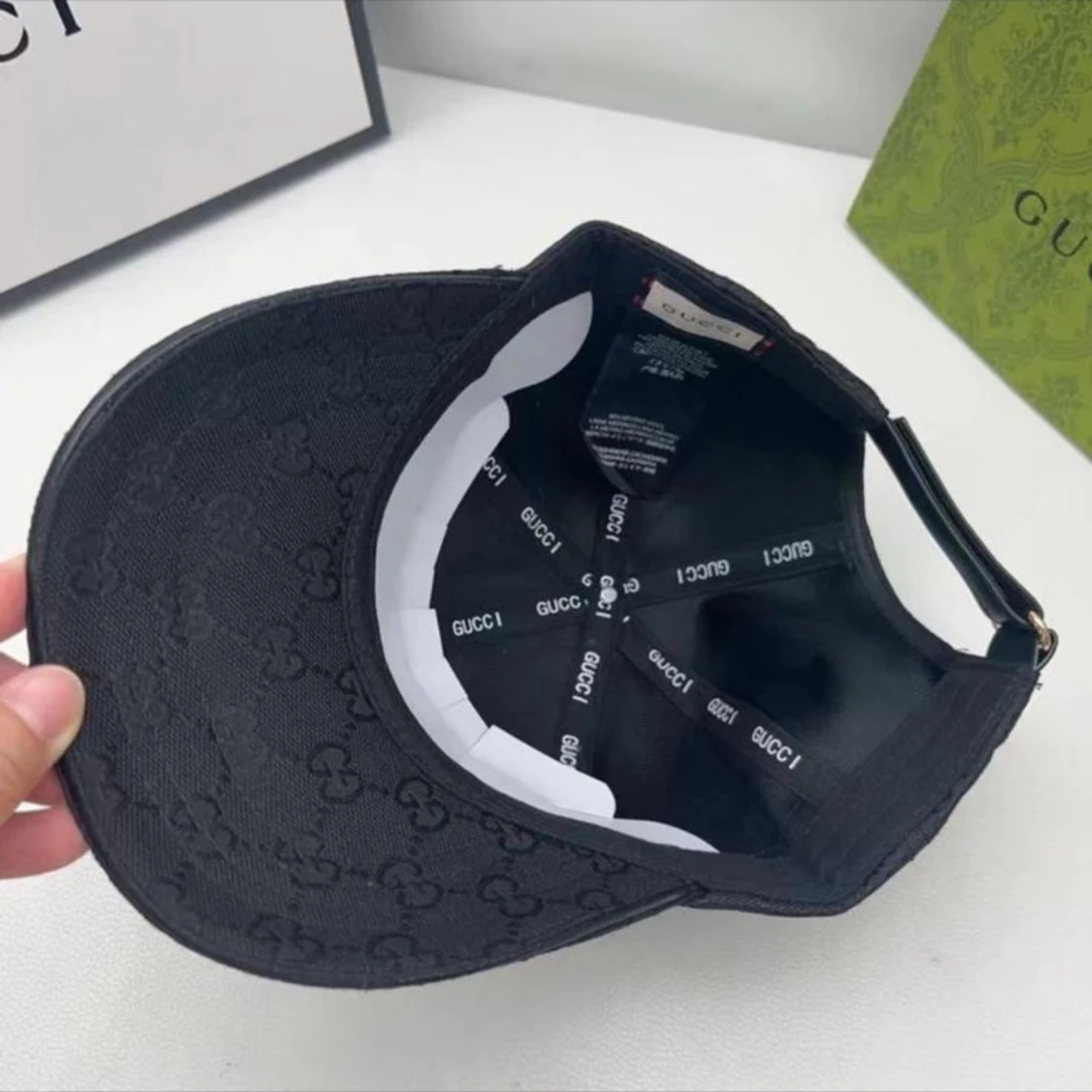 Svart keps från Gucci med GG-mönster