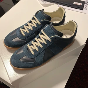 Mason margiela gats  - Tjena! Säljer ett par riktigt stiliga Mason margiela gats i storlek 42. De är använda max 5 gånger och är i nästa nytt skick med inga defekter och nästan inga tecken på användning. Skorna är i storlek 42 men kan funka för folk som har storlek 41-43 då folk har olika former på foten och ens egna preferenser på hur man vill att ens skor ska sitta