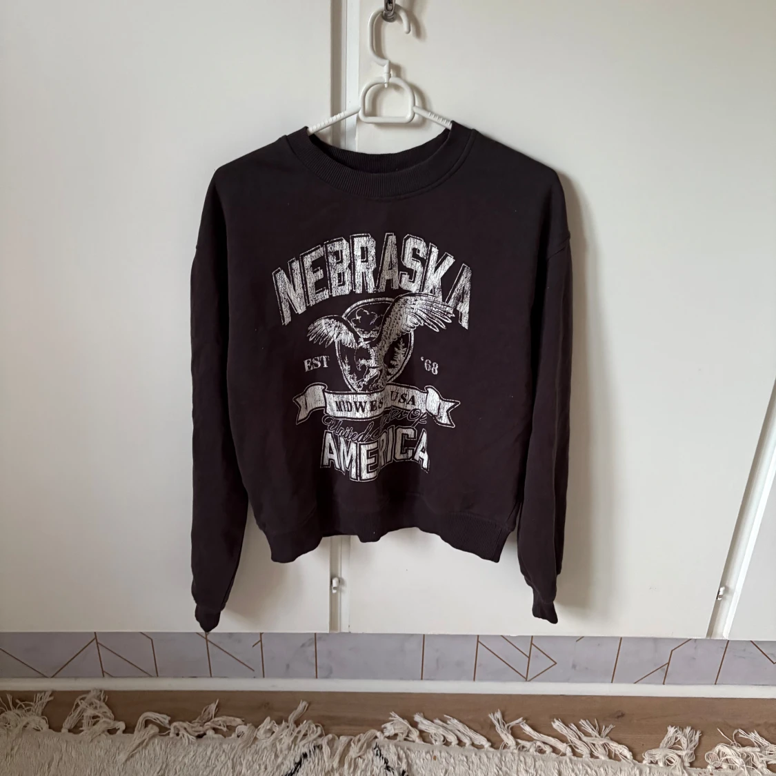 Grå Nebraska sweatshirt från H&M Divided