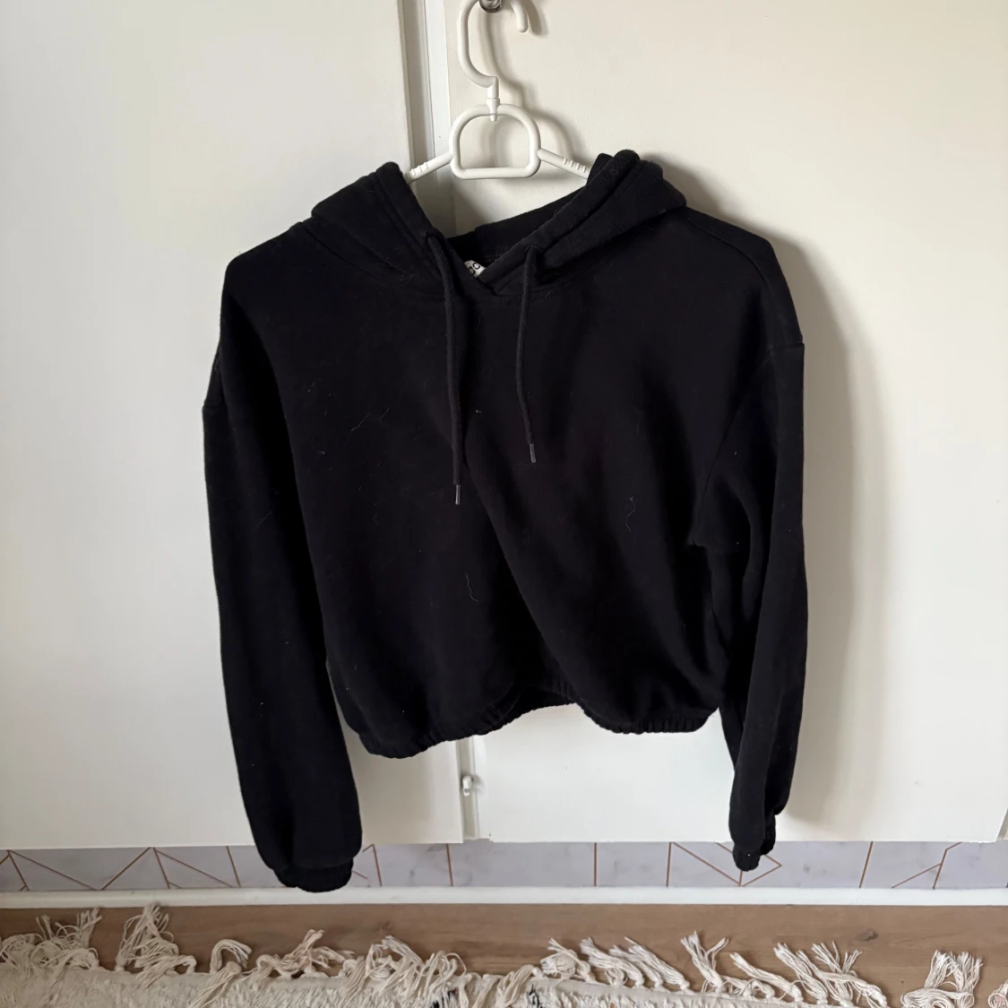 Svart croppad hoodie från H&M Divided
