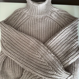 Beige stickad polotröja - Säljer en beige stickad polotröja med hög krage. Varm o skön har använt 1 gång mycket bra skick!! Storlek L men är en S tjej så den passar 
