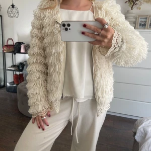 krämvit teddykofta  - såå unik & snygg kofta!!! piffar upp vilken outfit som helst🌟🌟använt 1 gång 💓☺️