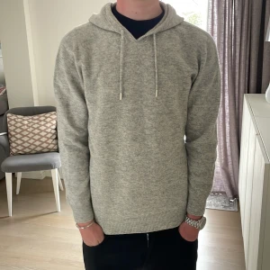 Ljusgrå merinoull hoodie  - Jag säljer denna merinoull hoodien som är schön och varm och den är perfekt nu inför en kall vinter. Det är storlek S pch passar som bäst mellan 174-180. Hör av dig vid funderingar!