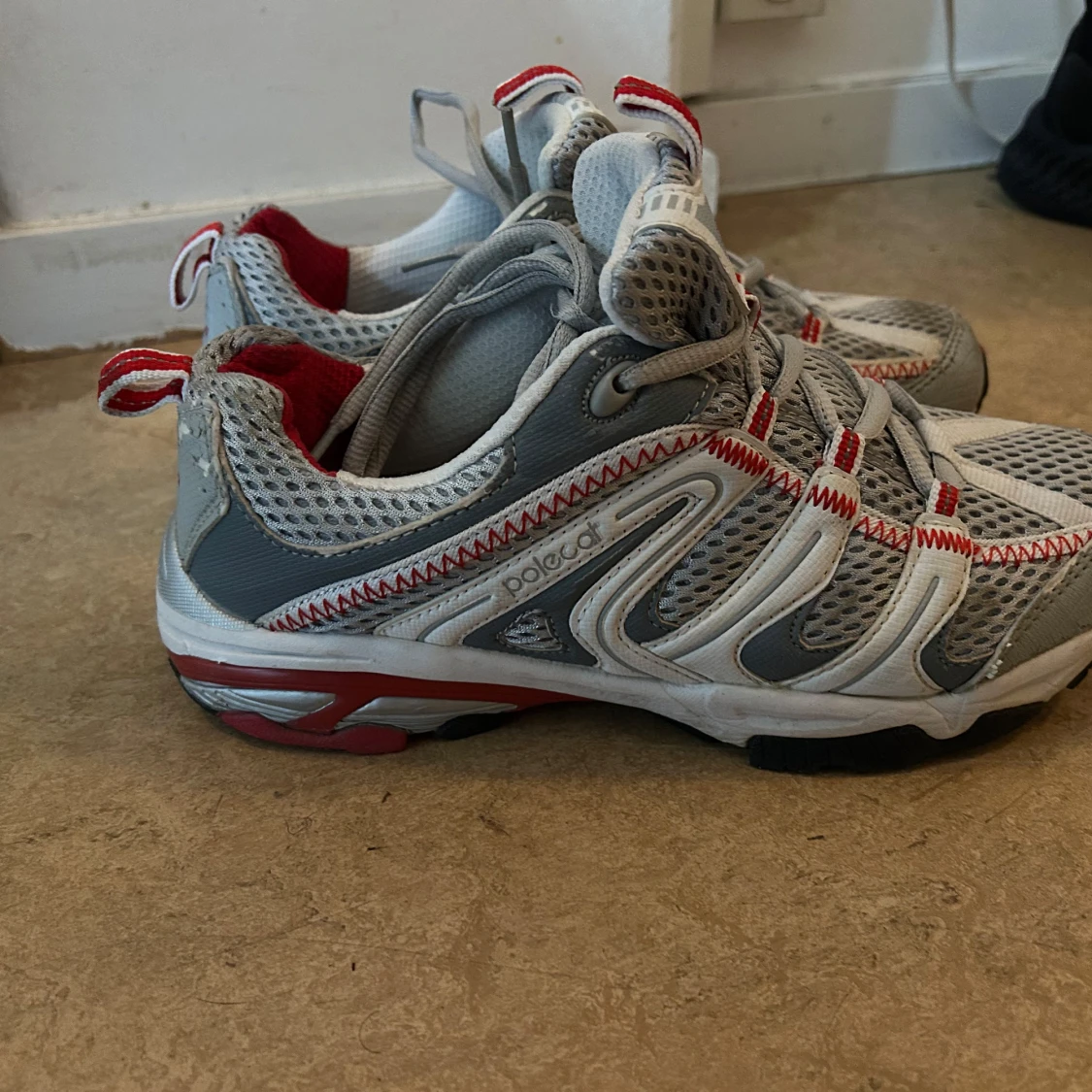 Grå och vita sneakers från Polecat