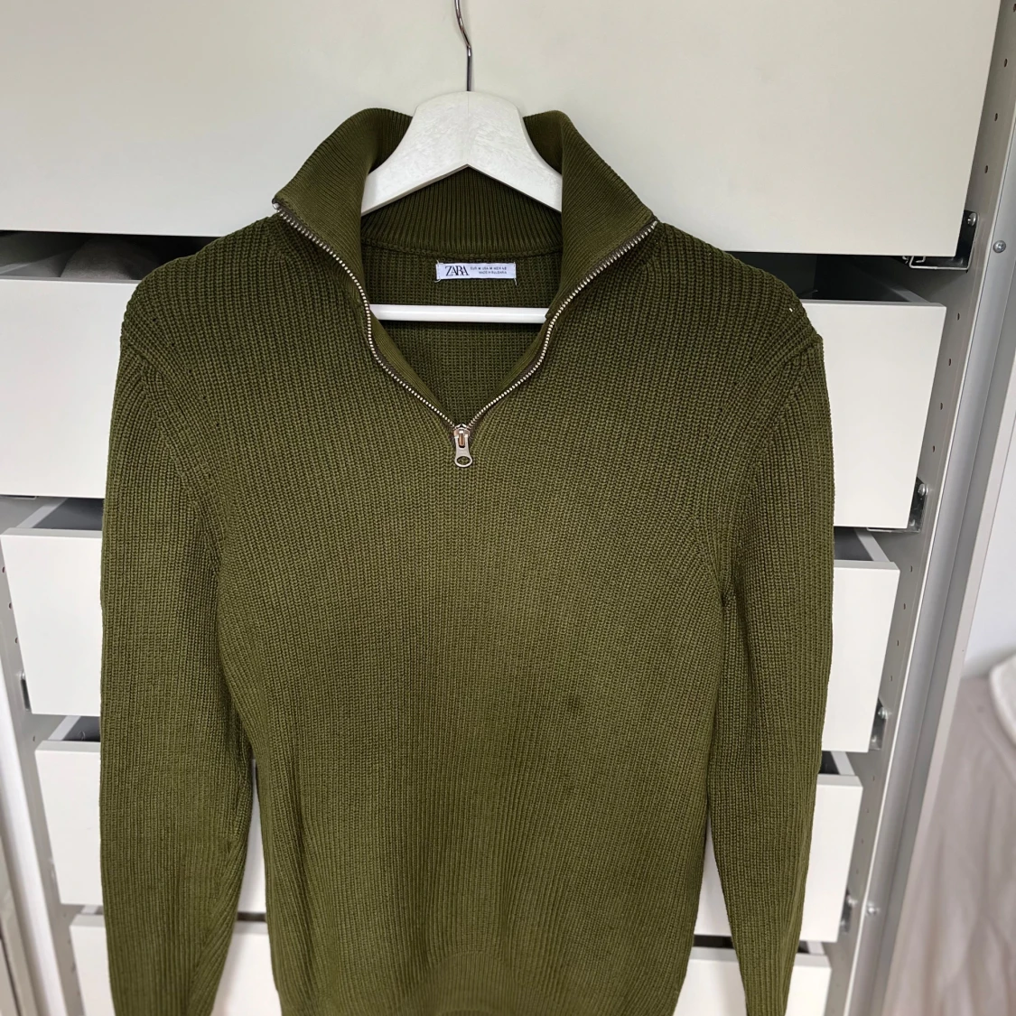 Olivgrön stickad tröja från Zara