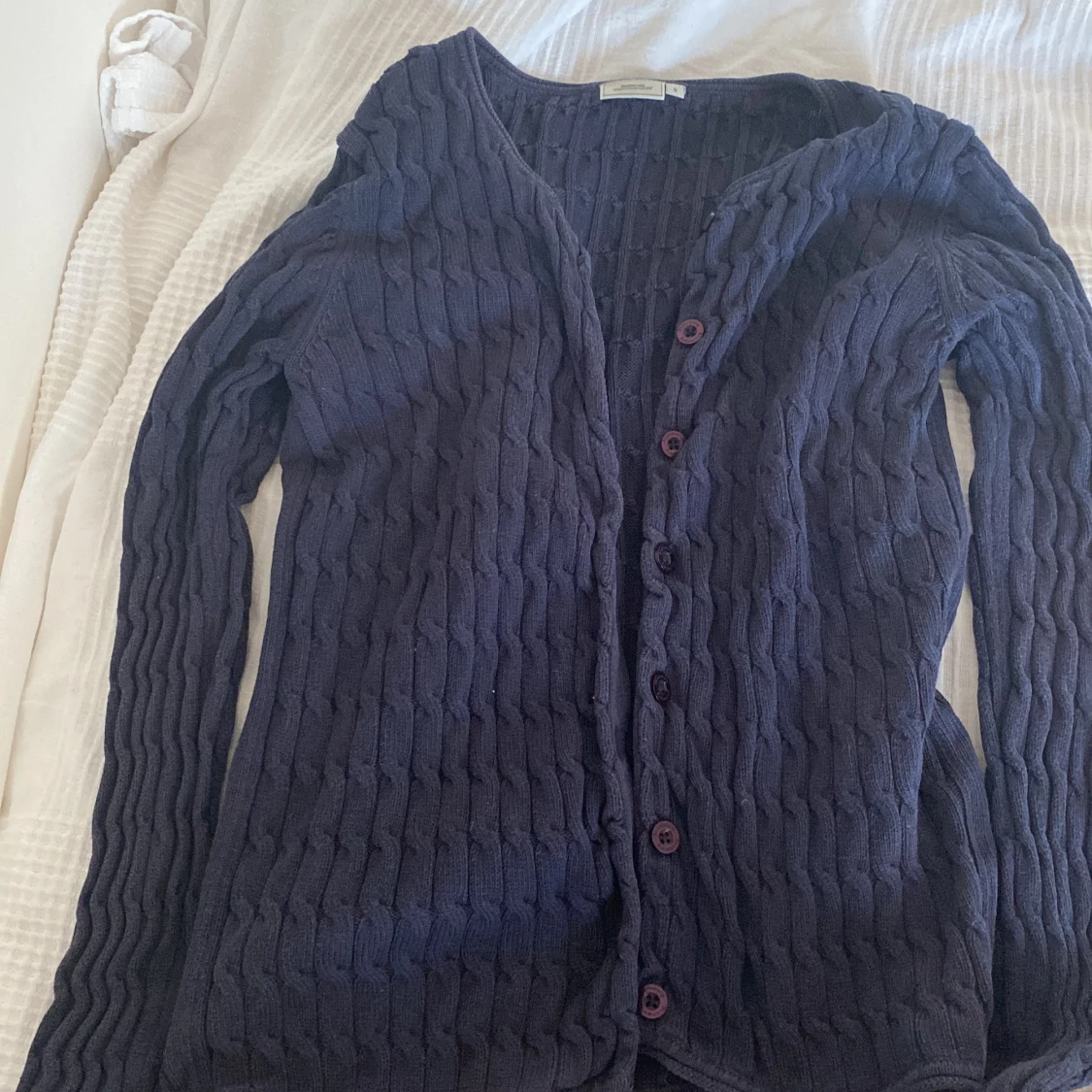 Mörkblå kabelstickad kofta