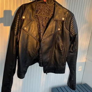 basic läderjacka - snygg och basic jacka som inte kommer till användning längre! skriv för mer bilder mm☺️