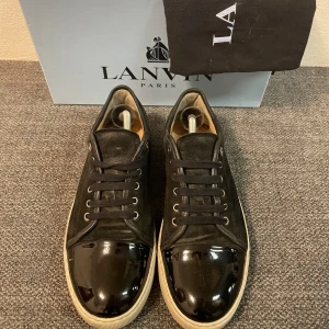 Lanvin skor - Tjaa! Vi säljer nu dessa tvär feta lanvins i färgen svart med vit sula, dessa skor är i storleken UK 9 (43) och är i ändå rätt så bra skick, en liten defekt kan ni se på (BILD 5). Allt og/ box och dustbag medföljer. Priset kan diskuteras.