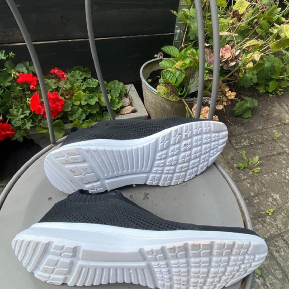 Svarta slip-on sneakers från Linear - 1