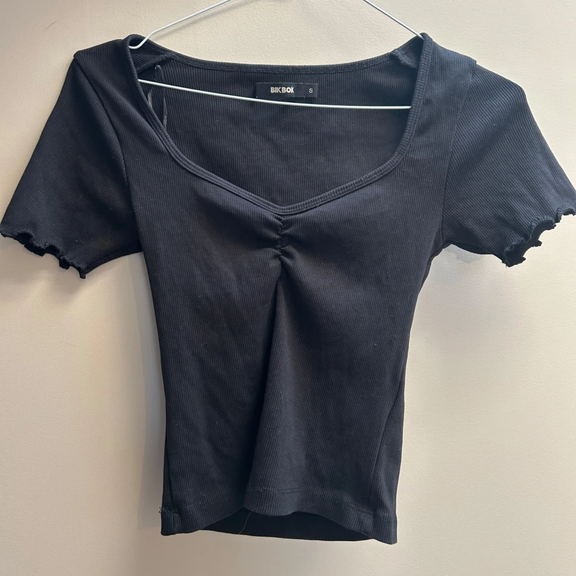 Svart ribbad topp från Bik Bok