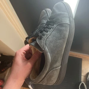 Christian Louboutin  - Säljer nu mina loubs, använda men bra skick, og tillkommer, självklart äkta, storlek 41 men passar bättre för 42, byten är intressanta, skriv om du har frågor😀