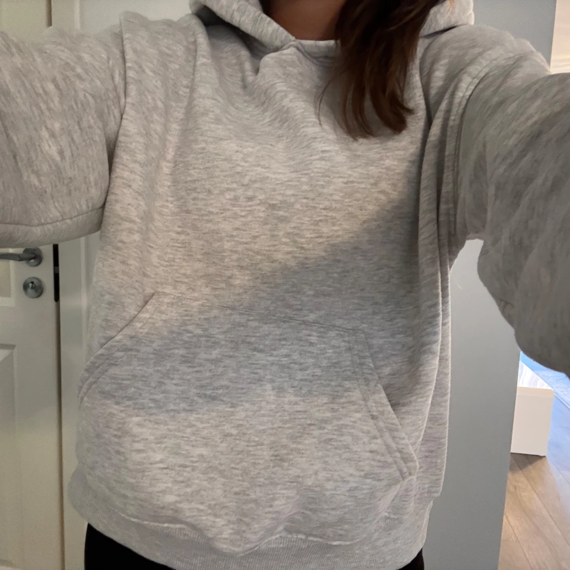 Ljusgrå hoodie från Gina Tricot - 4