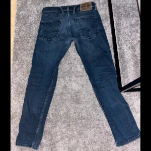 Replay Jeans Anbass – Slim Fit - Säljer ett par snygga Replay jeans i modellen Anbass som inte passar mig längre. Storlek: w32 Passform: Slim Fit Färg: Mörkblå med snygga tvättade detaljer Skick: Mycket fint, sparsamt använda. Nypris ca 1299kr Mitt pris: 450kr
