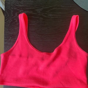 Neonrosa topp  - Neonrosa Croppad topp med breda axelband och croppad passform. Från boohoo, storlek 34