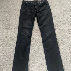 Svarta jeans från Fracomina med broderi - Skit snygga o coola jeans från Fracomina, super coola detaljer! Säljer då de är för små för mig!💕   Midjemått rakt över- 40cm Grenhöjd-21cm Innerbenslängd-88cm