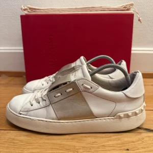 Valentino open sneakers  - Säljer nu dessa fina valentino skor | Fint skick | Storlek 38,5 | Kommer med box och dustbag | Hör gärna av er vid frågor eller funderingar 