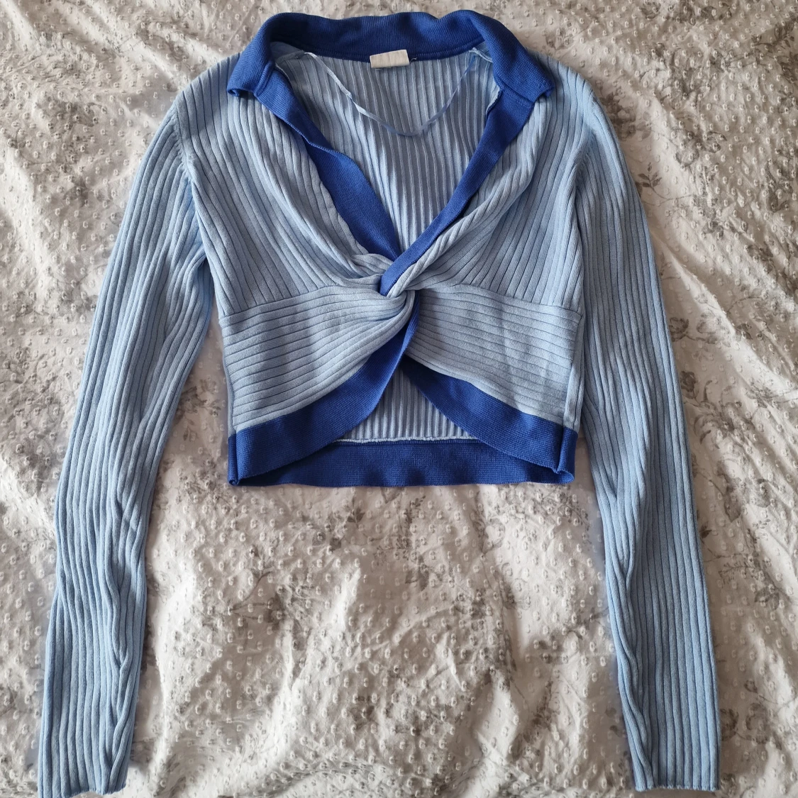 Ljusblå croppad ribbad tröja