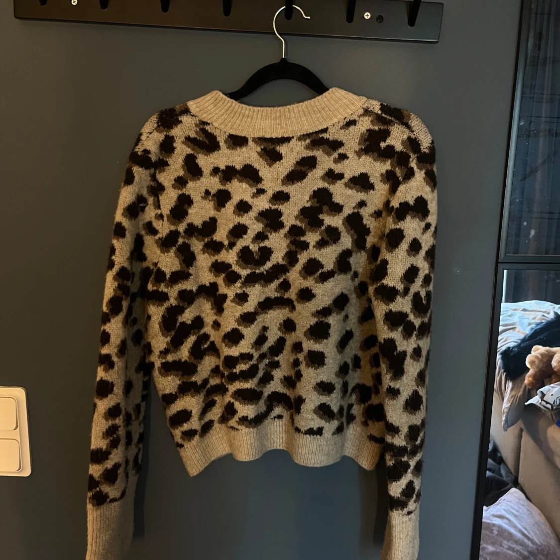 Beige leopardmönstrad stickad tröja - 1