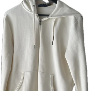 Ralph Lauren Zip Hoodie - As snygg RL zip I cream white som jag köpte för några månader sedan, kan tyvärr inte använda denna längre då kaggen säger emot. Har för mig att nypris var någonstans runt 2 000:-