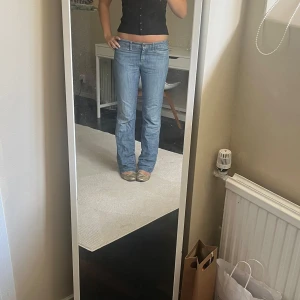Jeans - Säljer dessa jeans jag själv köpt secondhand! Kontakta vid frågor eller intresse❣️