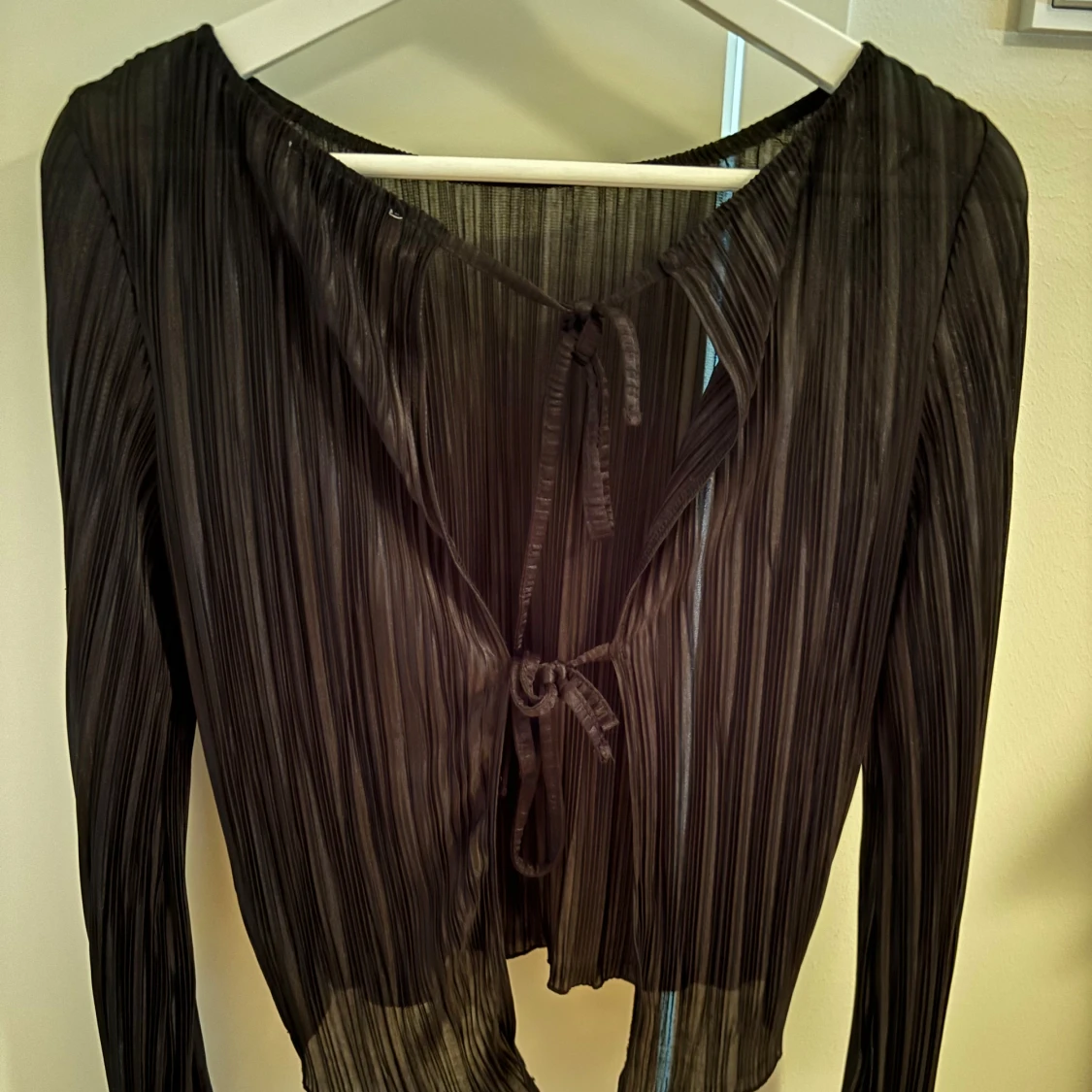 Svart plisserad blus med knyt baktill  - 1