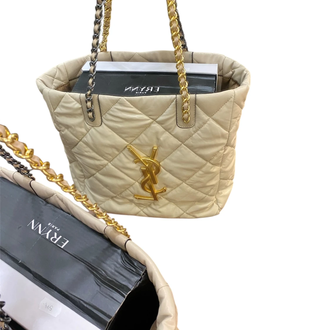 Beige quiltad axelväska i skinn