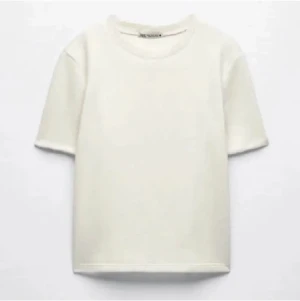 Stickad t-shirt - Säljer min skitsnygga stickade t-shirt för 150/ köpt för 399kr på zara