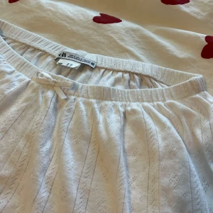 Zara shorts - Vita pyjamasshorts från Zara av fint tyg med rosett, använd några  gånger men i fint skick! 😊