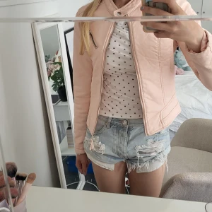 Rosa läder jacka - Super fin läder jacka i bra skick! Super fin inför sommaren och hösten💕 