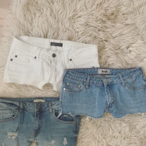 Bundle 3 lågmidjade jeanshorts  - PRISET GÄLLER FÖR ALLA TRE!✅ Alla shortsen passar som ungefär XS/S (se separata annonser för mer info)