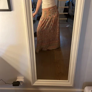 långkjol - Säljer denna superfina långkjolen från MARTA, då den tyvärr inte passar mig. Den är one-size, passar någon från ca 155cm upptill kanske 170cm. Knappt använd!