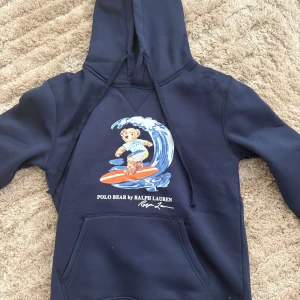 Mörkblå Polo Bear hoodie från Ralph Lauren - Säljer en mörkblå hoodie från Ralph Lauren med Polo Bear-tryck perfekt för chill dagar. 