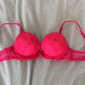 Rosa push up bh  - En helt ny bh ifrån New yorker i storlek 75A. Den är push up och aldrig använd🥰