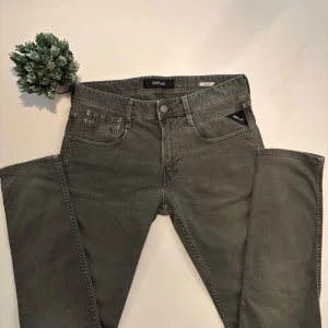 Replay Anbass jeans i grått - Säljer ett par Replay Anbass jeans i grå tvätt. Skicket är mkt bra, strl är W 30, L 32, priset kan sänkas vid snabbt köp. Hör av er vid frågor!