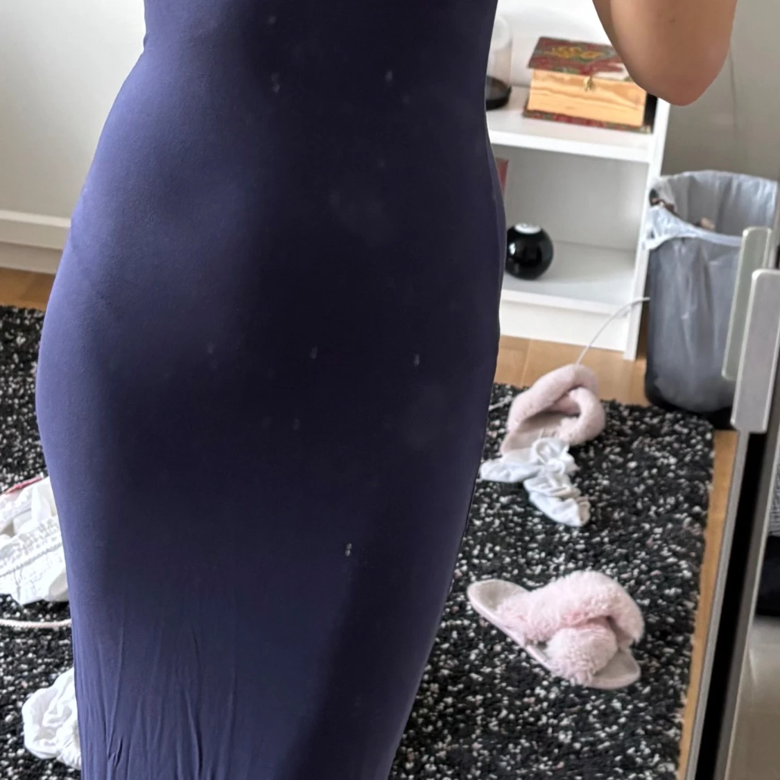 Mörkblå långklänning med smala axelband - 1