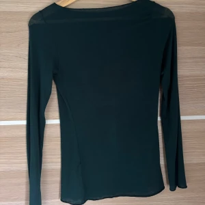 Mörkgrön långärmad Intimissimi  - Mörkgrön Intimissimi tröja i storlek S💓 Knappt använd och inga defekter, säljer då jag inte använder den!