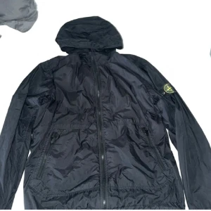 Svart vindjacka från Stone Island M - Stone Island nylon jacka