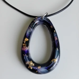 Halsband  - Halsband skapat i resin/epoxy. Motivet är 5cm långt, bandet kan justeras 