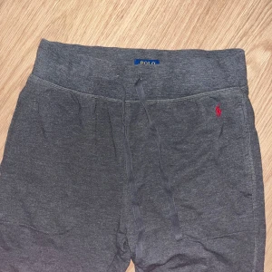 Ralph lauren byxor - Säljer ett par feta Ralph lauren mjukis byxor -skick 8/10- i storlek S