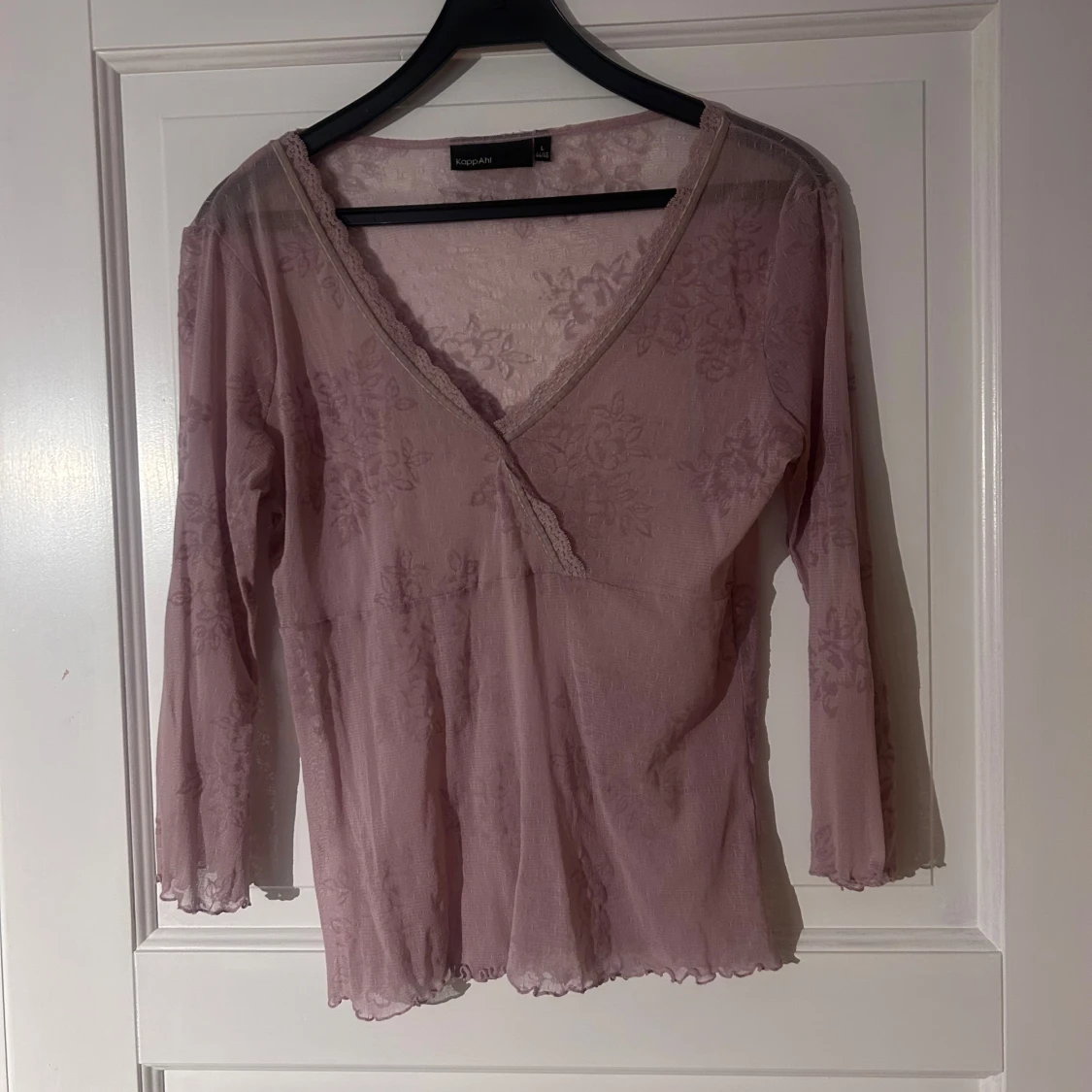 Ljuslila blus med spets från KappAhl