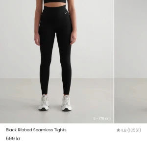 Aimn seamless ribbed tights - Svarta tights med ribbad struktur och seamless design. Hög midja och bekväm passform. Perfekta för träning eller för vardaglig användning. Stretchigt material som sitter tight och formar kroppen. Använda endast en gång då de satt lite för tajt för min smak. Helt nya köpte för två veckor sen, har kvar påsen den kom i. De har inga avvikelser alls, som nya!!