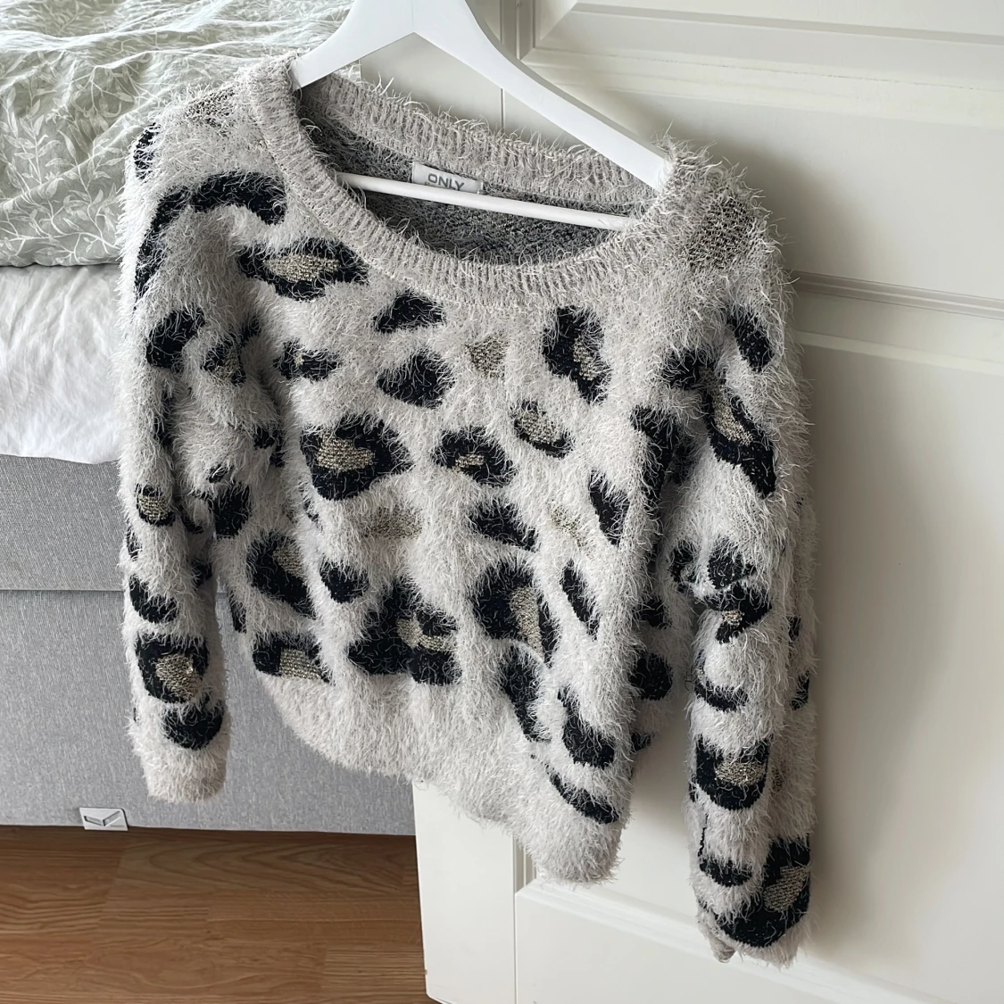 Fluffig leopardmönstrad tröja ONLY - 1