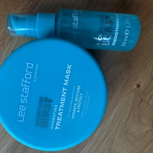 Lee Stafford Moisture Burst hårvård - Två produkter från Lee Stafford Moisture Burst-serien: en blå treatment mask och en blå smoothing oil, båda för återfuktning och skydd av torrt hår. Snygga blå förpackningar, perfekt för dig som vill boosta håret med fukt och glans.