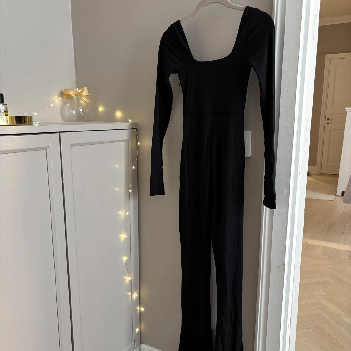 Svart långärmad jumpsuit - Oh Polly - 1